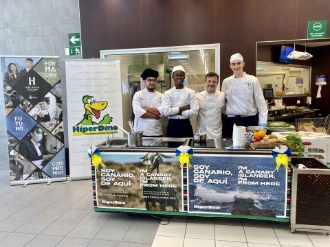 Alumnos de Hecansa preparando platos típicos canarios en HiperDino / CanariasNoticias.es