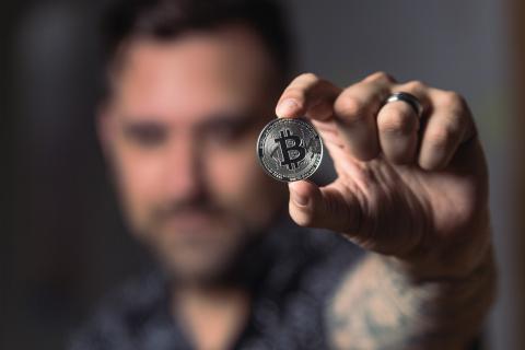 /Crypto Crow (Pexels) Famosos que invierten en criptomonedas