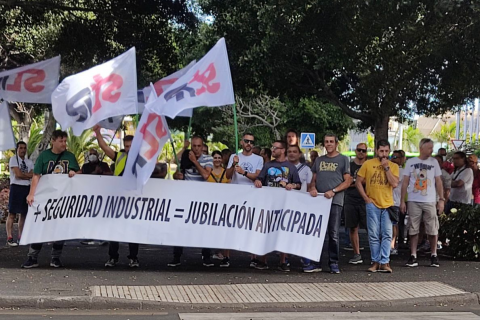 Concentración para pedir que se avance la edad de jubilación para los trabajadores del sector químico y del refino Concentración para pedir que se avance la edad de jubilación para los trabajadores del sector químico y del refino