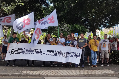 Concentración para pedir que se avance la edad de jubilación para los trabajadores del sector químico y del refino