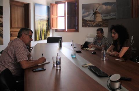 El Cabildo de Fuerteventura recibe a la coordinadora de la Red de Oficinas Verdes de Canarias / CanariasNoticias.es El Cabildo de Fuerteventura recibe a la coordinadora de la Red de Oficinas Verdes de Canarias / CanariasNoticias.es