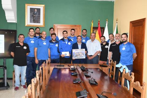 El alcalde de Valsequillo, Francisco Atta recibe al Club Baloncesto Roque Grande