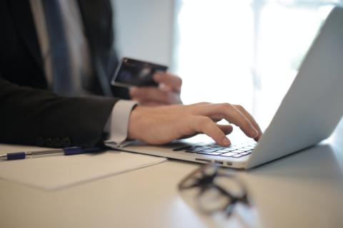 / Andrea Piacquadio (Pexels) 6 consejos que debes considerar para comprar en línea un dispositivo huawei portátil
