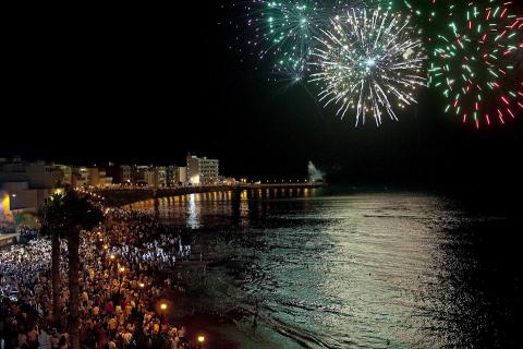 Fuegos artificiales en la playa de Arinaga durante "La Vará del pescao" Fuegos artificiales en la playa de Arinaga durante "La Vará del pescao"