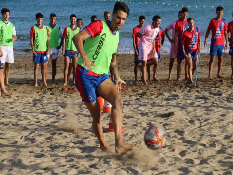 La UD Lanzarote se ejercita en la arena de la playa de Las Cucharas / CanariasNoticias.es La UD Lanzarote se ejercita en la arena de la playa de Las Cucharas / CanariasNoticias.es