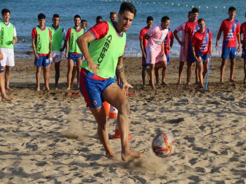 La UD Lanzarote se ejercita en la arena de la playa de Las Cucharas / CanariasNoticias.es 