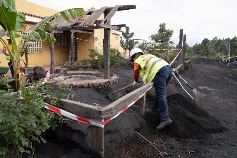 Retirada de ceniza volcánica de La Palma / CanariasNoticias.es Retirada de ceniza volcánica de La Palma / CanariasNoticias.es