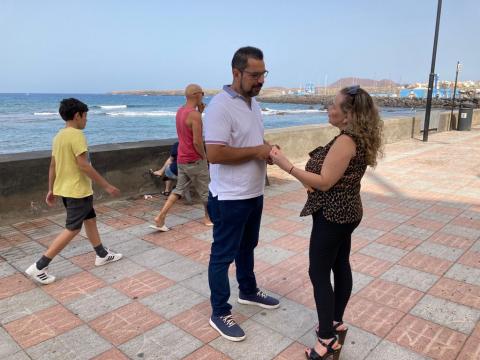 Alexis Gómez y Fina Chinea en el paseo de la Playa de Las Galletas / CanariasNoticias.es Alexis Gómez y Fina Chinea en el paseo de la Playa de Las Galletas / CanariasNoticias.es