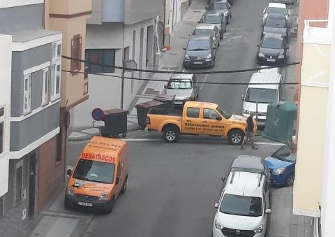 Cortes de tráfico realizados por empresa de desatascos en la Procesión de la Virgen del Pilar / @sabrososangel Cortes de tráfico realizados por empresa de desatascos en la Procesión de la Virgen del Pilar