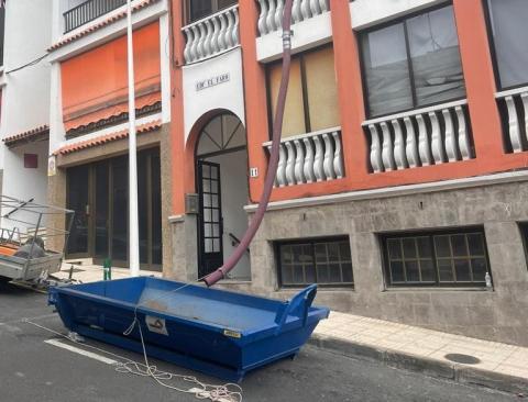 Limpieza de los edificios de Puerto Naos (La Palma) / CanariasNoticis.es