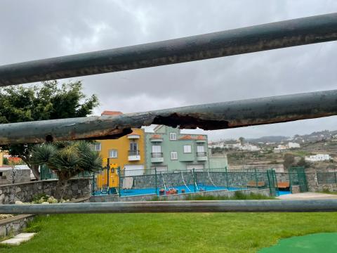 Kevin González (CC) denuncia el estado de las canchas deportivas y parques infantiles de Moya / CanariasNoticias.es Kevin González (CC) denuncia el estado de las canchas deportivas y parques infantiles de Moya / CanariasNoticias.es