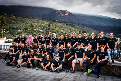 Fundación DISA ayuda con la retirada de cenizas del volcán de La Palma / CanariasNoticias.es
