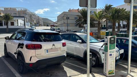 Punto de recarga de vehículos eléctricos en Sardina de Gáldar / CanariasNoticias.es
