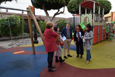 Visita al parque infantil de la Plaza de Los Faycanes en Gáldar / CanariasNoticias.es