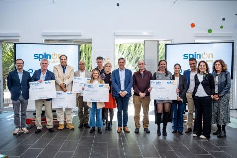 Ángel Tristan (en el centro), junto al jurado y los  premiados en la primera modalidad