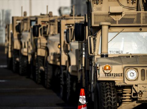 Vehículos militares Humvee (HMMWV) y camiones de transporte en el puerto de Flesinga, Países Bajos, el 11 de enero de 2023