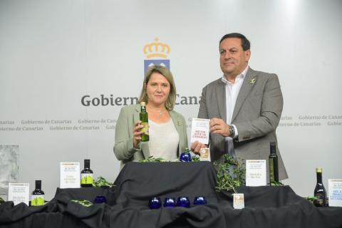 La consejera Alicia Vanoostende y el director del ICCA, Basilio Pérez muestran el aceite ganador/ canariasnoticias.es La consejera Alicia Vanoostende y el director del ICCA, Basilio Pérez muestran el aceite ganador/ canariasnoticias.es