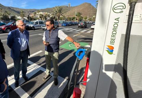 Punto de recarga eléctrica para vehículos en La Gomera / CanariasNoticias.es
