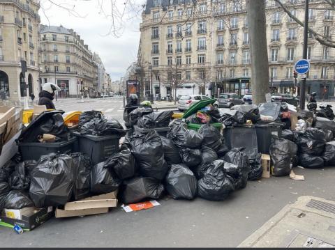 Basura en las calles de París por la huelga Basura en las calles de París por la huelga