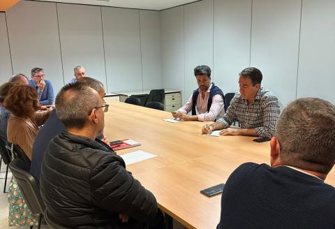 Francis Candil y David Suárez con el comité de empresa del Ayto. / CanariasNoticias.es 