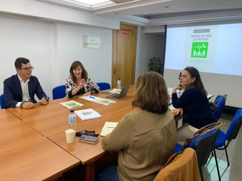 Pablo Rodríguez, junto con la diputada Beatriz Calzada con la presidenta del Colegio Oficial de Enfermería de Las Palmas, Rita Mª Mendoza