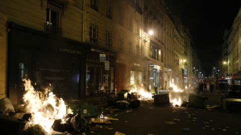 Basura quemada por manifestantes durante una protesta cerca de la plaza de la Concordia, París, Francia Basura quemada por manifestantes durante una protesta cerca de la plaza de la Concordia, París, Francia