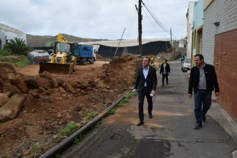 Teodoro Sosa y Heriberto Reyes comprueban el inicio de la obra en la calle Coruña/ canariasnoticias.es Teodoro Sosa y Heriberto Reyes comprueban el inicio de la obra en la calle Coruña/ canariasnoticias.es