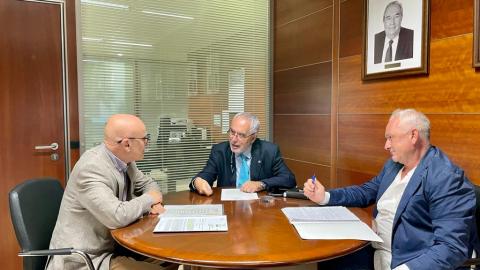 Óscar Izquierdo con el Diputado del Común / CanariasNoticias.es Óscar Izquierdo con el Diputado del Común / CanariasNoticias.es