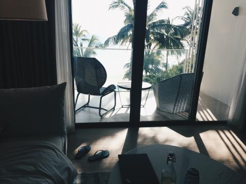 / (Pexels) Cómo combinar estilo playero y moderno para tus espacios interiores