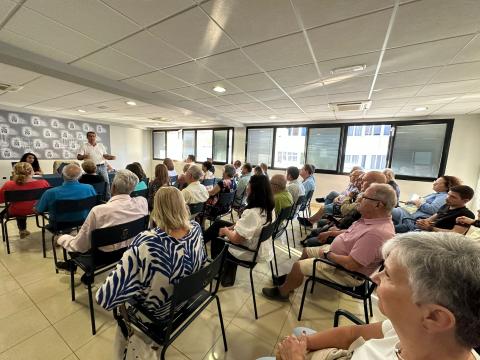 Francis Candil con vecinos de La Isleta / CanariasNoticias.es Francis Candil con vecinos de La Isleta / CanariasNoticias.es