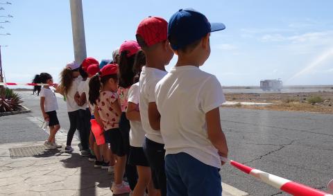 Estudiantes en Aeropuerto de La Gomera / CanariasNoticias.es