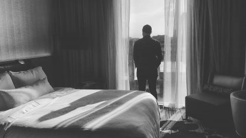 / Jon Tyson (Unsplash) Hombre en habitación