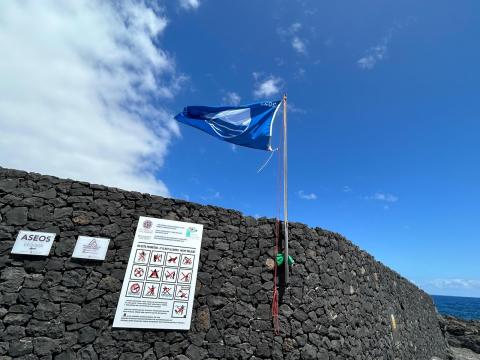 Bandera Azul en la piscina natural de Jóver / CanariasNoticias.es 