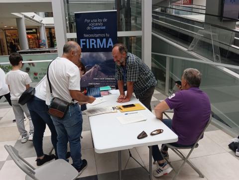 Recogida de firmas a favor de la Ley de Volcanes / CanariasNoticias.es Recogida de firmas a favor de la Ley de Volcanes / CanariasNoticias.es