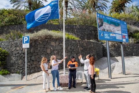 Izado Bandera Azul en Playa s de Adeje / CanariasNoticias.es 