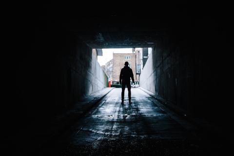 Imagen ilustrativa / Foto de David East (Unsplash) Hombre en callejón oscuro