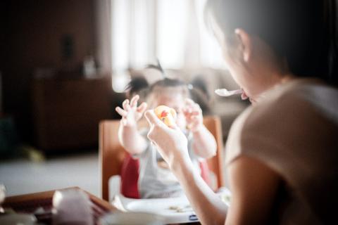 Madre dando de comer a un bebé