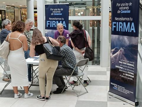 Recogida de firmas a favor de la Ley de Volcanes / CanariasNoticias.es Recogida de firmas a favor de la Ley de Volcanes / CanariasNoticias.es