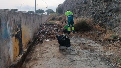 Limpieza en el entorno del Mercadillo de Jinámar / CanariasNoticias.es