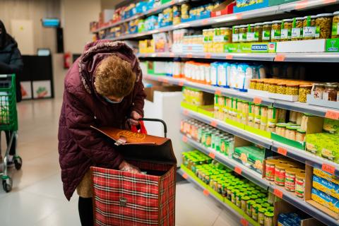 / Victoriano Izquierdo (Unsplash) Mujer en supermercado