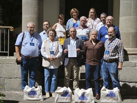 Entrega de firmas en el Parlamento de Canarias / CanariasNoticias.es 