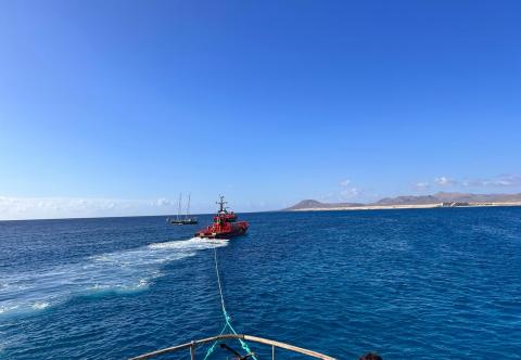 Traslado de embarcación accidentada en Islote de Lobos / CanariasNoticias.es Traslado de embarcación accidentada en Islote de Lobos / CanariasNoticias.es