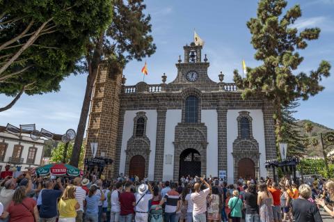 Subida de la Bandera de la Fiesta del Pino en la Basílica de Teror