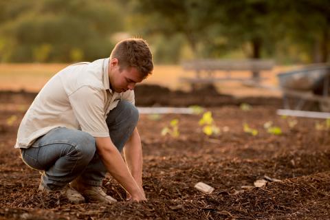 / Jed Owen (Unsplash) Agricultor joven