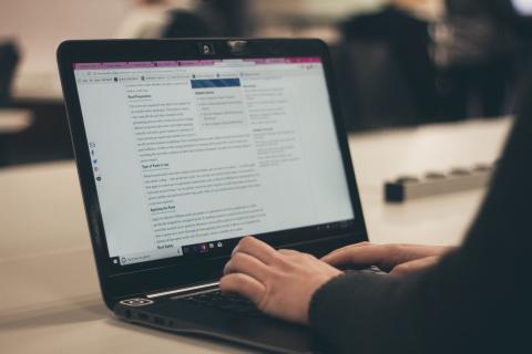 /Kenny Eliason (Unsplash) Explorando la conveniencia de los correctores ortográficos en línea