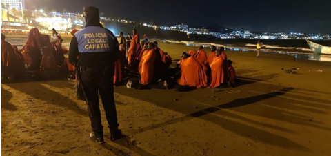 Cayuco en la Playa del Inglés/ canariasnoticias.es Cayuco en la Playa del Inglés/ canariasnoticias.es