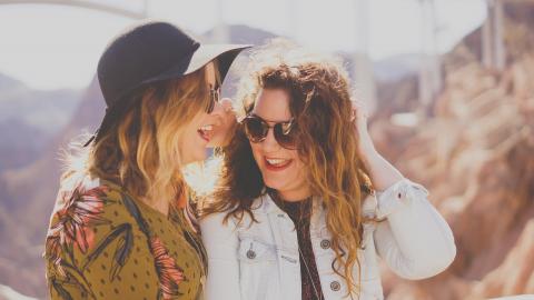 / Katie Treadway (Unsplash) Mujeres hablando