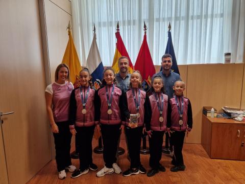 El alcalde a las subcampeonas nacionales alevines del club Attenya El alcalde a las subcampeonas nacionales alevines del club Attenya