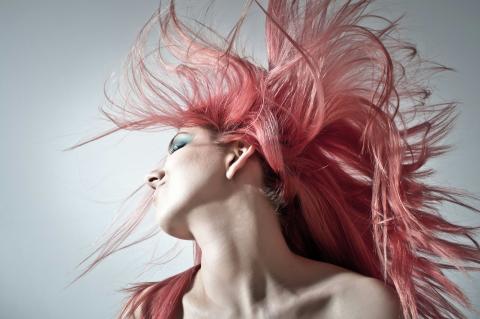 / George Bohunicky (Unsplash) Mujer con pelo rosa