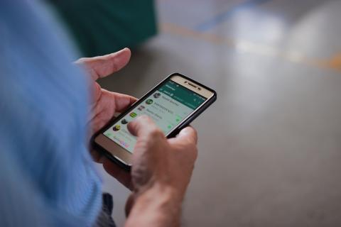 / Jorge Henao (Pixabay) Teléfono usando WhatsApp